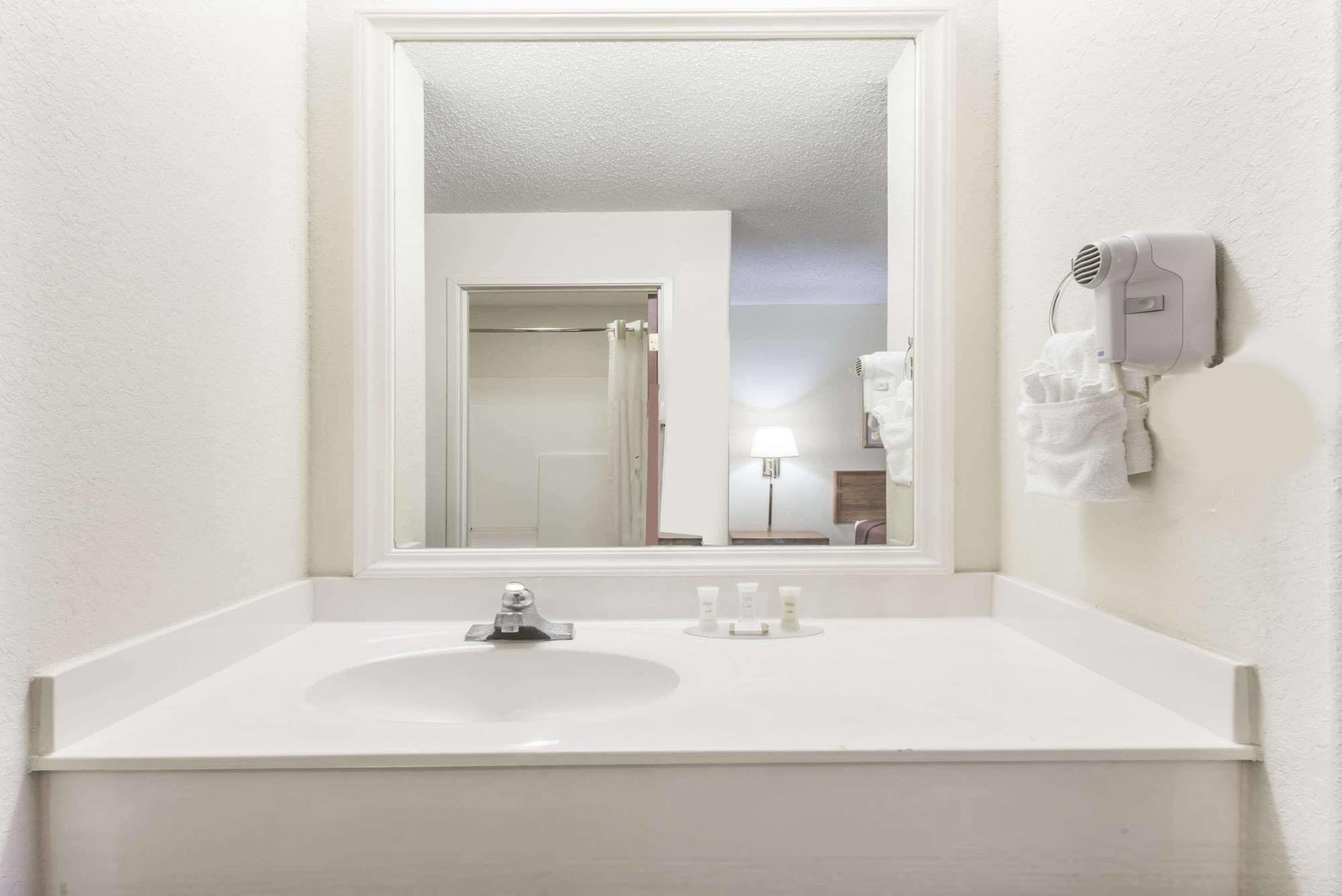 Howard Johnson By Wyndham Iowa La Exterior foto