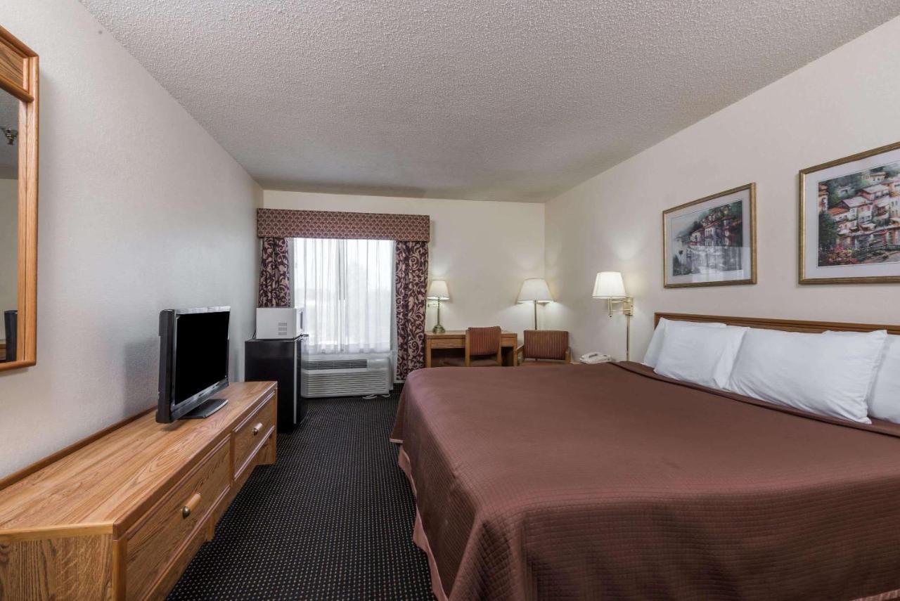 Howard Johnson By Wyndham Iowa La Exterior foto
